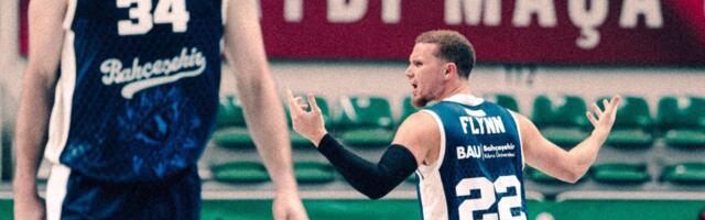 AU, KAKAV SKANDAL: Želeli ga Zvezda i Partizan, a on pravi haos – Gađao navijače, nastao opšti haos!