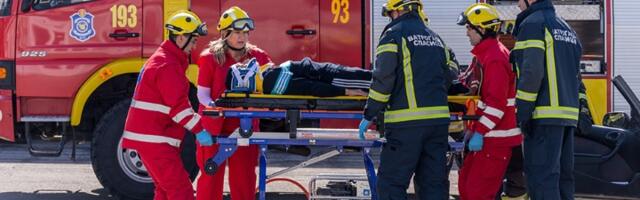 Drama kod Čačka: Vozilo sa dve osobe sletelo u jezero