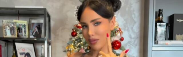 Aleksandra Subotić u kuću dovela Deda Mraza: Pozira u čipki, a on je grli oko struka (FOTO)