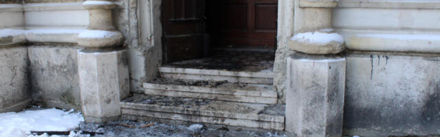 Подметнут пожар на бочној страни цркве Имена Маријиног