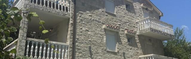 UDALA SE ZA FUDBALERA, A VILU DOBILA NA POKLON OD DRUGOG MUŠKARCA: Zavirite u nekretninu pevačice koja vredi milione (FOTO)