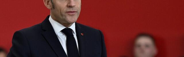 Makron se pred vojnicima pojavio sa crvenim i natečenim okom, pokušao da ga sakrije naočarama