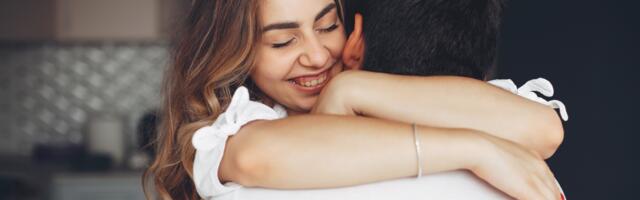 Jedan zagrljaj od 20 sekundi: mali ritual koji ima moć da promeni raspoloženje, dan – pa i život