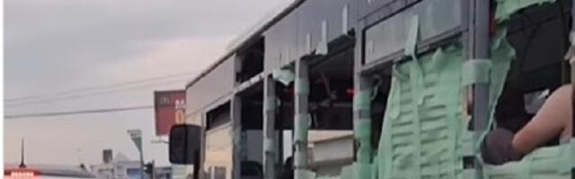 Neverovatno: Autobus bez stakala prevozi radnike (VIDEO)