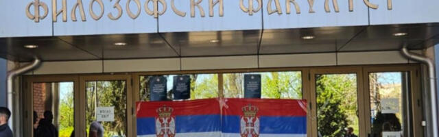 SKANDAL! Dinkovi jurišnici u pohodu na srpsku zastavu! (VIDEO)