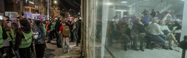 U vreme građanskog protesta ispred prostorija SNS-a, kragujevački naprednjaci držali gradski odbor