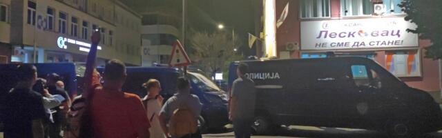 Policija blokirala prilaz prostorijama SNS u Leskovcu, demonstranti pitali: “Koga čuvate”