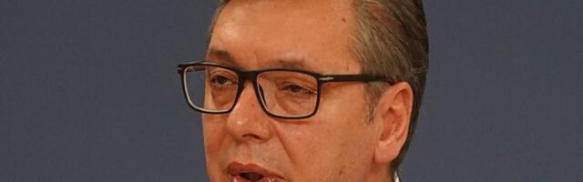 Vučić ispred rabijenih prostorija SNS, posekao se na staklo pa poručio: Gonićemo ih više, brže i snažnije (FOTO)