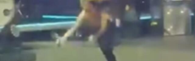 Propala pevaljka, sad i bukvalno: Severina pala i poljubila pod, publika ostala zatečena