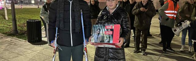 Doček humanitaraca Aleksandara Jovanova i Nine Rađenović na Trgu Radomira Putnika (VIDEO)