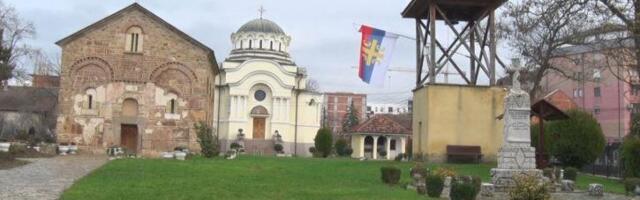 NASTAVAK KAMPANJE PROGONA SRBA I SVEGA SRPSKOG: Kancelarija za KiM o skidanju zastave SPC sa porte crkve u Lipljanu