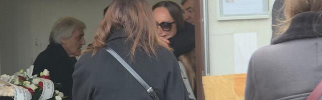 Samo dvoje pevača se pojavilo na sahrani majke Goge Sekulić: Pevačica ih uplakana čvrsto grlila