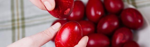 Farbanje jaja mlevenom paprikom: Intenzivna crvena boja na potpuno prirodan način