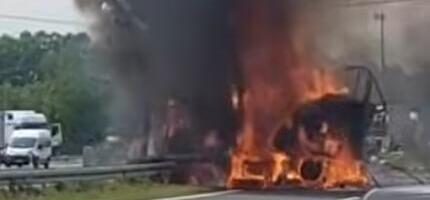 (UZNEMIRUJUĆI VIDEO) VOZAČ IZGOREO U KABINI KAMIONA?! Očevici nisu uspeli da ga izvuku zbog eksplozija! Imao je i suvozača? Stravična tragedija u Hrvatskoj!