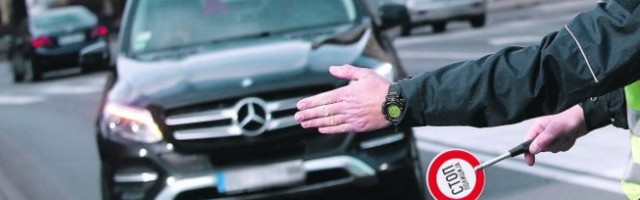 POLICIJA SKLONILA S PUTA "UBICU" ZA VOLANOM! Bez vozačke dozvole, vozio u suprotnom smeru, UGAŠENIH SVETALA
