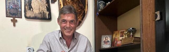 Milovan iz Bapskog Polja u susret Krstovdanu oslikava krst i ikonopiše tehnikom pirografija