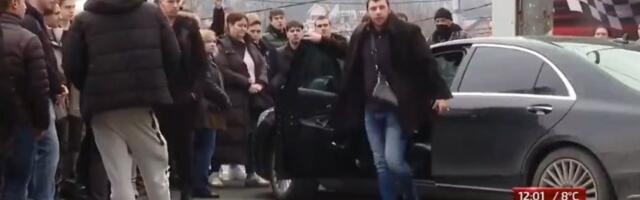 Naleteo "mercedesom" na đake na blokadi: U kolima kačket BIA (VIDEO)