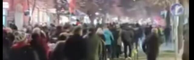 Protesna šetnja građana Sremske Mitrovice veče uoči mitinga SNS-a (FOTO/VIDEO)