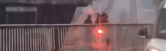 TUČA HULIGANA ISPRED JNA: Baklje lete na sve strane, jedva se šta vidi od gustog dima!