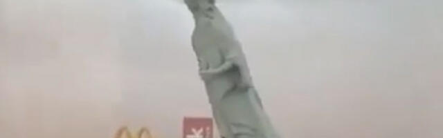 Ветар оборио реплику Кипа слободе у Бразилу (видео)