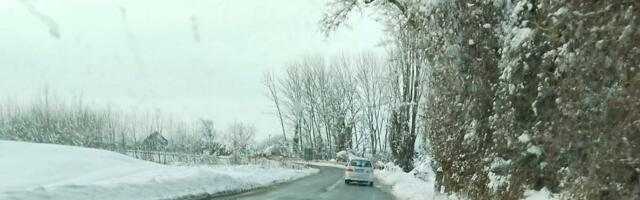 BEZ ZADRŽAVANJA NA GRANICAMA, ALI OPREZ NA PUTEVIMA! Poledica širom Srbije, Fruška gora prohodna za putnička vozila (FOTO)