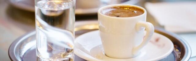 Mislili ste da je voda uz kafu zbog žeđi? Istina je mnogo zanimljivija