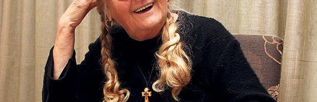 PUCALA U KAFANI, PARE NOSILA U DŽAKOVIMA, MUŽU NUDILI FIĆU SAMO DA JE NE OŽENI! Čudesna životna priča pevačice koju su krišom slušali: Od siromaštva do slave