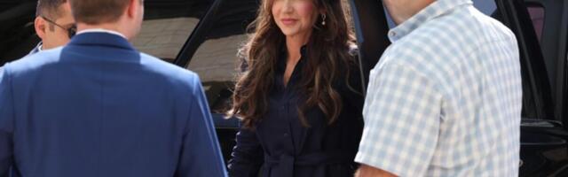 Tramp pravi velike promene u svom timu: Smenjena ministarka za unutrašnju bezbednost!