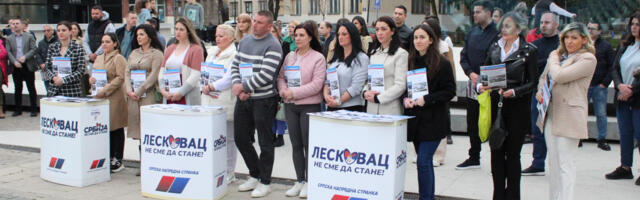 Aktivisti SNS-a predstavljali stranački informator u kome su pobrojane aktivnosti finansirane iz javnih budžeta