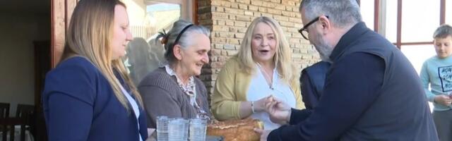 Vučićević u poseti porodici Nikolić u Knjaževcu: Pogledajte kako je dočekan - "Opet me navlačite na rakiju"