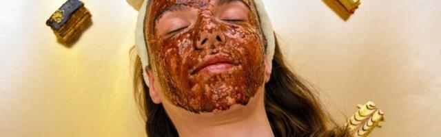 Prirodna maska koja za 15 minuta briše umor sa lica: Nanesite ovo na kožu i vaš ten će zablistati