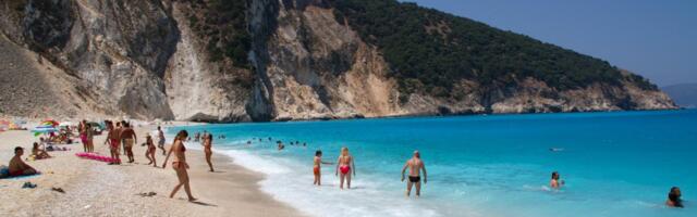 ADRENALINSKO SUNČANJE U GRČKOJ Turisti uživali, a onda je odjednom krenuo odron: Stene padale po plaži!