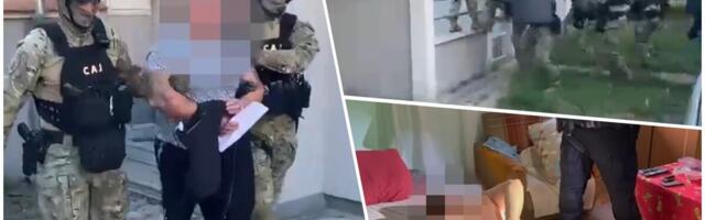 POGLEDAJTE KAKO SU UHAPŠENI POLICAJCI KRIJUMČARI: Specijalci im upali u kuće, oduzeta vozila, telefoni i keš (foto, video)