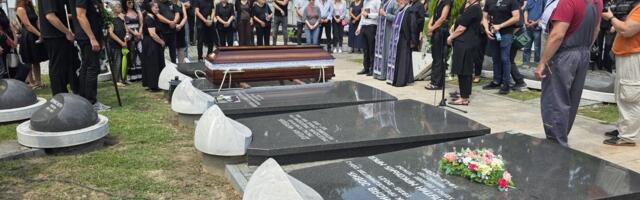 Sahranjen Andrija Bajić, Mala Cana van protokola držala govor: Potresne scene na Novom groblju