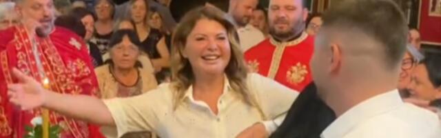 Kleknuo pred prepunim hramom! Vernici zanemeli, a potom briznuli u plač - Ovo niko nije mogao da očekuje (VIDEO)