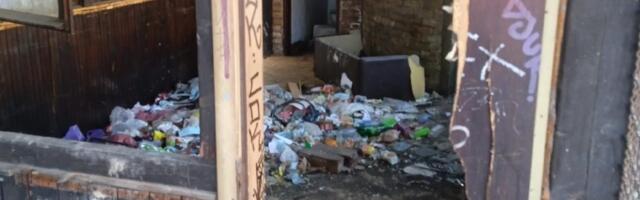 Napušteni objekat ispred ulaza u školu u Zemunu postao smetlište