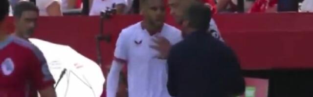 Napadač Sevilje hteo da TUČE svog trenera (VIDEO)