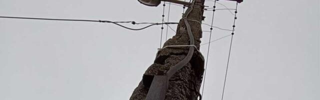 FOTO: Opasnost vreba u ulici Veselina Čebzanina – električni stub samo što se nije srušio!