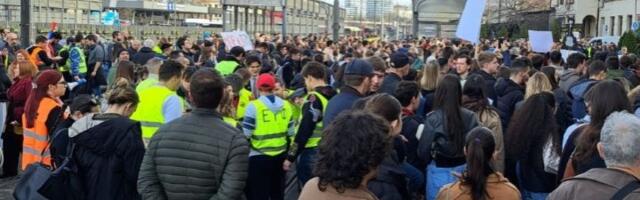 Talas protesta ne staje: Studenti digli glas na novoj lokaciji (FOTO)