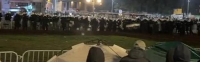 PIJANI BLOKADERI PRESKAČU OGRADU: Sa svih strana dolaze i napadaju policiju (VIDEO)
