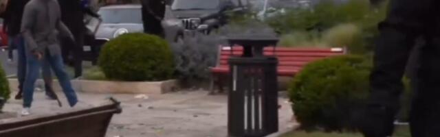 "RAT" NA ULICAMA GLAVOG GRADA: Povređeno više od 20 policajaca u neredima (VIDEO)