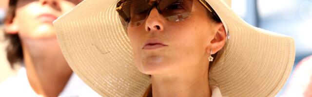 Leto, a ona u štrikanom džemperu: Jelena Đoković ponovo podigla prašinu zbog oblačenja, ovakva je došla da podrži Novaka