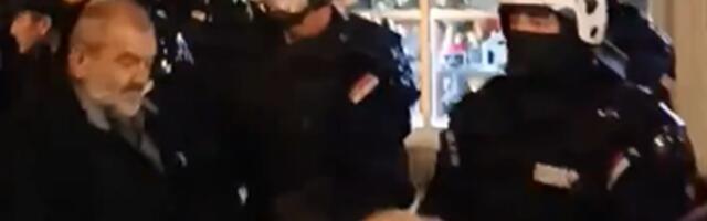 Građani gađali jajima prostorije SNS u Čačku (VIDEO)