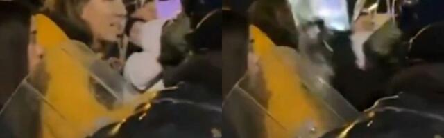 Isplivao snimak kako policajac štitom studenta (VIDEO)
