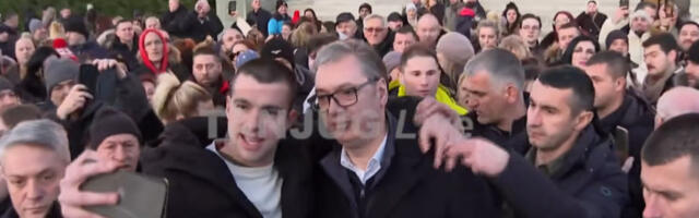 Vučić posetio građane na novogodišnjem bazaru ispred Skupštine Srbije