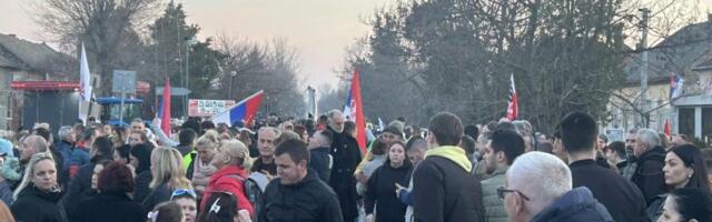 Protest podrške studentima u Savinom selu, mestu koje uporno odaje pomen žrtvama pada nadstrešnice