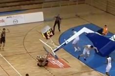 KOŠARKAŠ MOGAO DA POGINE NA TERENU, A HRVATI PORUČUJU DA JE ON KRIV! Zakucao, konstrukcija koša pala na njega, a sada je stiglo objašnjenje o kom bruji region!