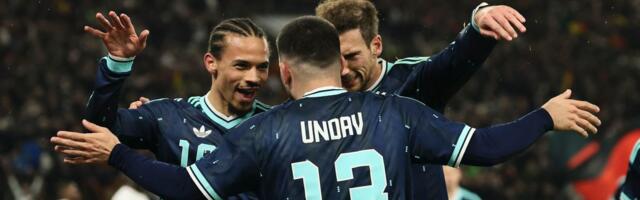 Vozi Jokićev Rols-Rojs, a divi se Embidu! Najbolji nemački fudbaler voli da pokazuje mišiće, ali na utakmice dolazi peške!