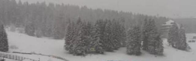 Zavejalo kao usred zime i ne prestaje da pada: Evo gde će se još u Srbiji zabeleti danas, vraća nam se sneg!