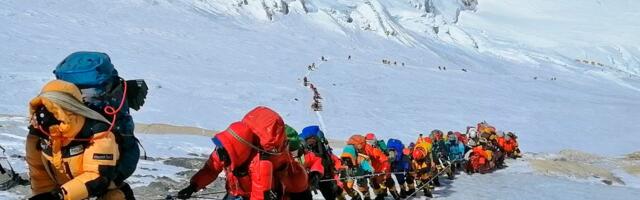 PODVIG ZA ISTORIJU Rekordan broj penjača osvojio Mont Everest u jednom danu: Samo dvojica su nastradala